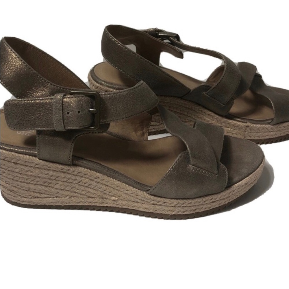 Eileen Fisher metallic strappy wedge sandals. Size 9.